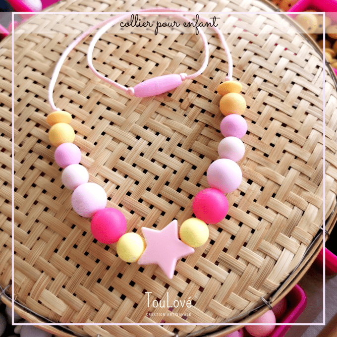 un collier multicolore qui fait sa star