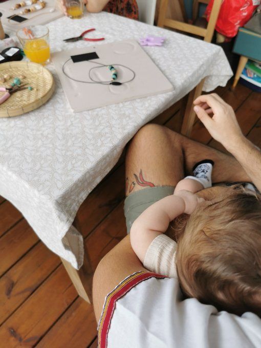 jeune papa en atelier création bijoux DIY avec des perles en silicone alimentaire, animé par Manon, 