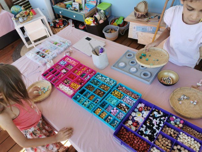 Atelier création bijoux DIY avec des perles en silicone alimentaire, animé par Manon, TouLové.