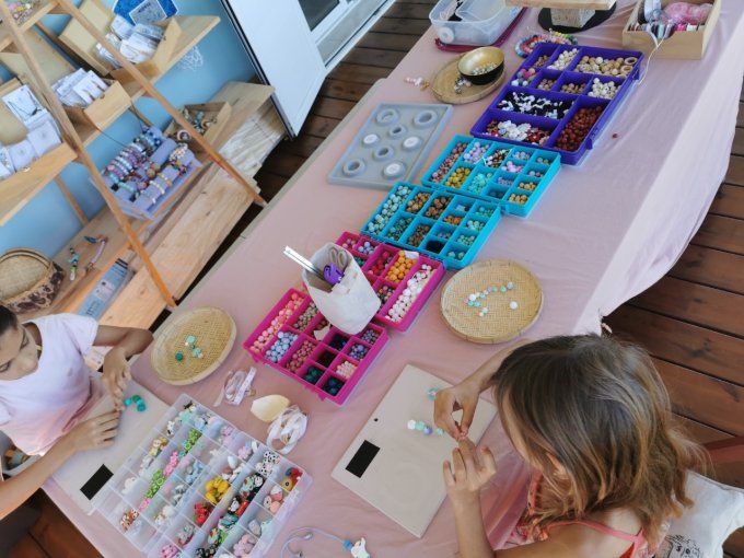 Atelier création bijoux DIY avec des perles en silicone alimentaire, animé par Manon, TouLové.