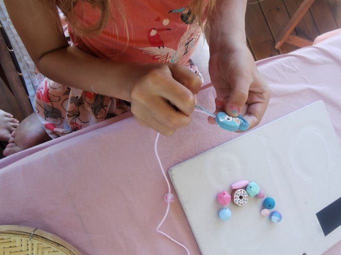 Création de Bijoux en perles de silicone à Saint-Paul – Atelier familial avec Manon 